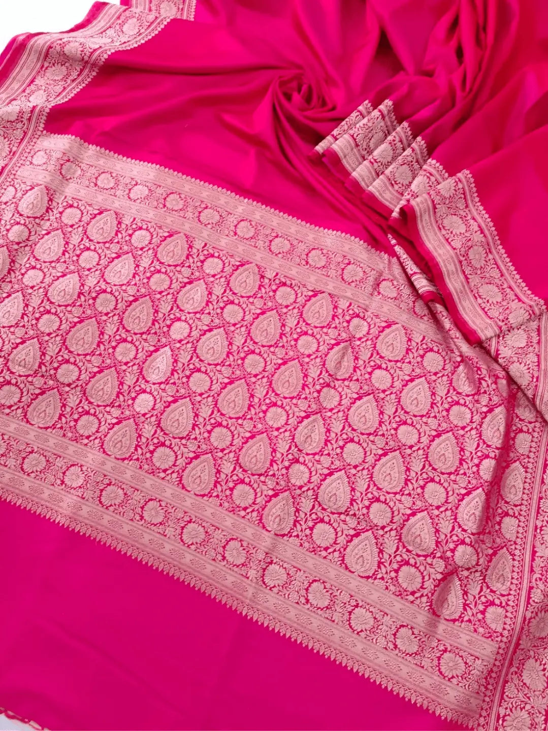 Majestic Magenta Handloom Soft Mashru Silk Saree – A Timeless Blend of Elegance & Grace