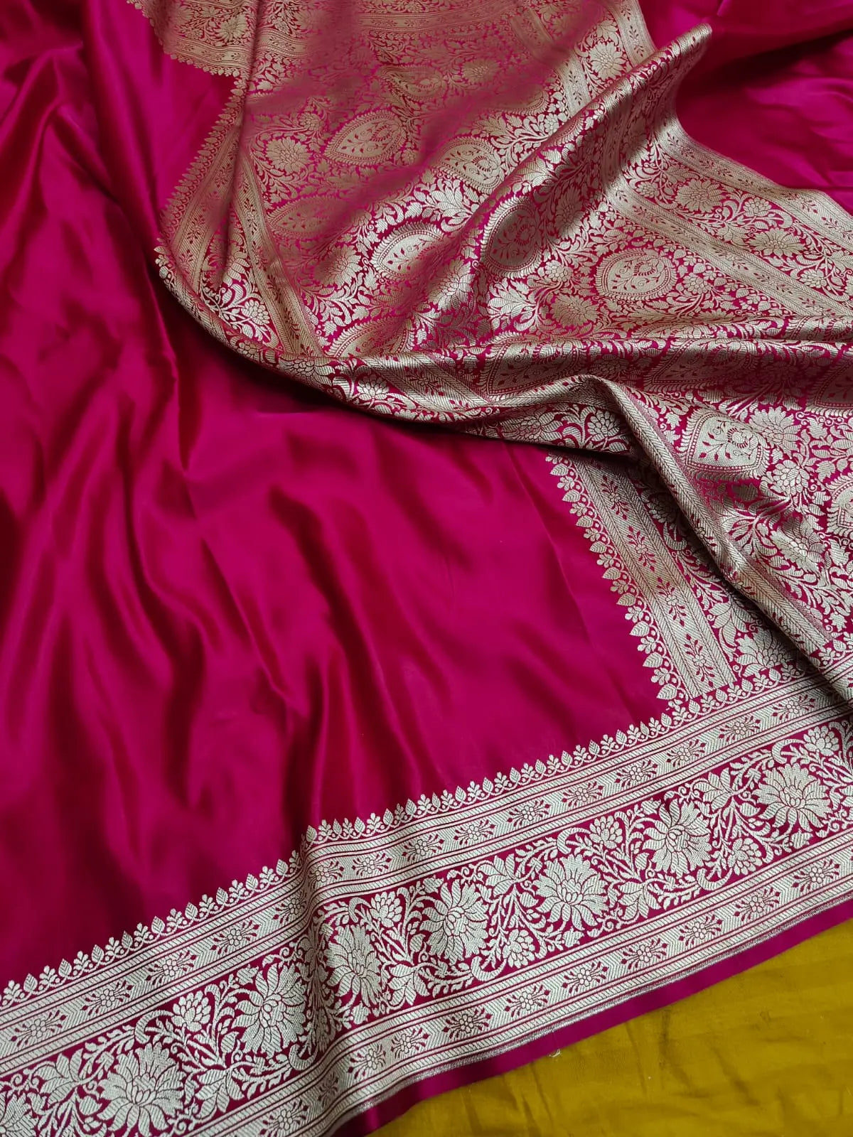 Majestic Magenta Handloom Soft Mashru Silk Saree – A Timeless Blend of Elegance & Grace
